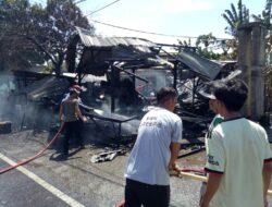 Polres Lotara Padamkan Kobaran Api Lalap Rumah Warga Gunakan Mobil AWC