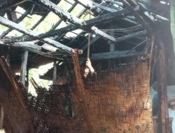 Diduga Akibat Kebocoran Tabung Gas, Api Melalap Sebuah Rumah di Jonggat