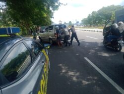 Bantu Dorong Mobil Warga yang Mogok, Warnai Kegiatan Patroli Polsek Gerung