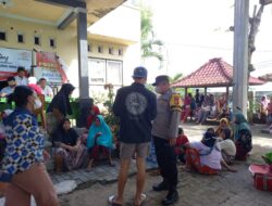 Pengamanan Penyaluran BLT BBM 2022 Tahap I Oleh Polsek Gerung di Kantor Desa Giri Tembesi