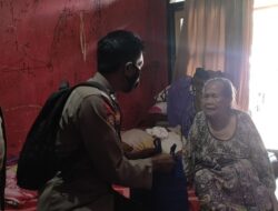 Polsek Labuapi Peduli, Salurkan bantuan Paket Sembako di Desa Trong Tawah dan Desa Karang Bongkot