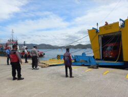 Polsek Lembar dan Polsek Kawasan Pelabuhan Lembar, Berkolaborasi Amankan Bongkar Muat KM. Kirana VII