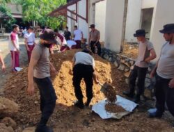 Pasca Kebakaran Rumah Mamiq Dar, Polsek Sekotong Gotong Royong Bersama Warga