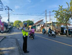 Berikan Pelayanan Kepada Masyarakat, Sat Lantas Polres Lobar Lakukan Strong Point Pagi