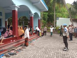 Direktorat Binmas Polda NTB Salurkan Bantuan Sembako di Desa Masanggok Gerung
