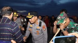 Kunjungan Kerja di Bima,Ketua MK Republik Indonesia di Sambut Kapolres Bima Kota di Bandara SMS Bima