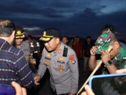 Kunjungan Kerja di Bima,Ketua MK Republik Indonesia di Sambut Kapolres Bima Kota di Bandara SMS Bima