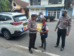 Operasi Zebra Rinjani 2022,Polantas Polres Sumbawa Bagi Bagi Sembako Kepada Warga Kurang Mampu