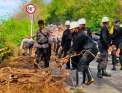 Personil Brimob NTB Turun Bersihkan Jalan Raya Senggigi Akibat Longsor