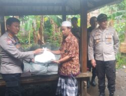 Kasat Binmas Polres Lotara Dampingi Dir Binmas Polda NTB Bagi Bansos Kepada Warga Terdampak Banjir di Malaka
