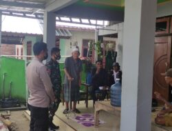 Monitoring Kampanye Door To Door Calon Kades, Bhabinkamtibmas Manemeng Lakukan Ini