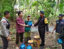 Satuan Brimob Polda NTB Salurkan Bansos Untuk Korban Longsor di Desa Malaka