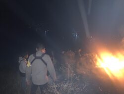 TIM RESPON BENCANA BRIMOB, BANTU PADAMKAN KEBAKARAN LAHAN DI BUKIT PANDAAN