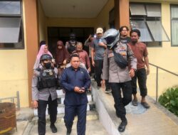 Penyidik Tipikor Polres Bima Kota Antar Tersangka Boymin ke Jaksa