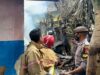 Kebakaran Rumah Dinas Guru di Gerung, Damkar Lobar bersama Polisi Bantu Padamkan Api