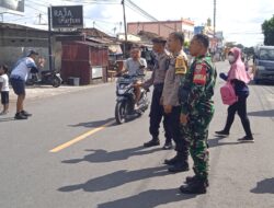 Personel Polsek Gerung dan Babinsa Amankan Jalur Kegiatan Jalan Santai Memeriahkan Maulid Nabi
