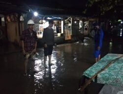 Polisi Bantu Warga Terdampak Air Laut Pasang di Lembar Selatan, yang Rendam 20 Rumah Warga