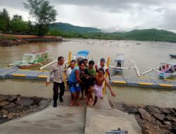 Polisi dan Warga Evakuasi Pemacing Tersambar Petir di Perairan Gili Rengit, Sekotong