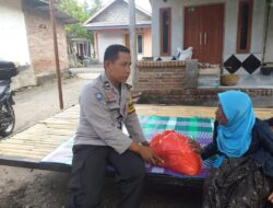 Polsek Kuripan Salurkan Bansos Kapolda NTB