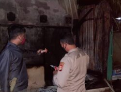 Polsek Labuapi, Damkar, dan Warga Bahu Membahu Berupaya Padamkan Kebakaran Rumah di Bajur Labuapi