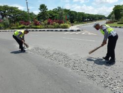 Tumpahan Kerikil Berserakan di Bundaran GMS, Polisi Sigap Turun Tangan Lakukan Pembersihan
