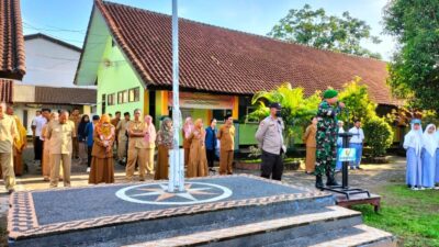 Di Undang Sebagai Pembina Upacara di SMKN 7 Mataram, Babinsa Pagutan Timur Bersama Bhabinkamtibmas Berikan Pesan Pada Pelajar dan Guru