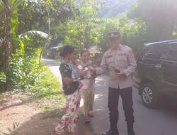 Aksi Simpatik Polsek lembar Patut Mendapat Ancungan Jempol, Bagikan Sarapan Pagi Kepada Warga