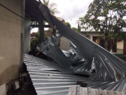 Angin Puting Beliung di Mesanggok Gerung Terbangkan Atap Rumah Warga, Menimpa Teras Rumah Warga Lainnya