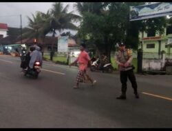 Giat Anggota polsek Wanasaba Mengatur lalu lintas Di jalan raya simpang empat Wanasaba Pada Saat Masyarakat Menjalankan Sholat Magrib Berjamaah