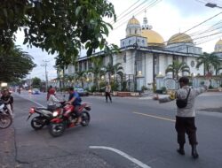 Giat Anggota polsek Wanasaba Mengatur lalu lintas Di jalan raya simpang empat Wanasaba Pada Saat Masyarakat Menjalankan Sholat Magrib Berjamaah