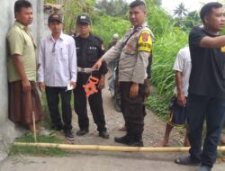 Bhabinkamtibmas Lenek Baru monitoring pematokan dan pengukuran pembukaan jalan baru