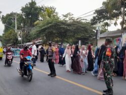 Sinergitas TNI-POLRI Melaksanakan Pengamanan Karnaval / pawai Ta’aruf dalam Rangka Seleksi Tilawatil Qur’an ( STQ ) Tingkat tahun 2022