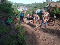 Wujud Kekompakan, Bhabinkamtibmas Baturotok Gotong Royong Perbaiki Jalan Bersama Warga