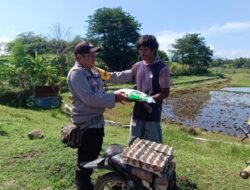 Polsek Labuhan Badas Berikan Bantuan Beras Untuk Warga Yang Isoman