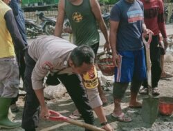 Bhabinkamtibmas Tatede Terjun Langsung Bantu Warga Gotong Royong