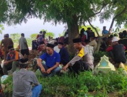 Berbelasungkawa Bhabinkamtibmas Desa Motong Antarkan Warga Binaannya Ketempat Peristirahatan Terakhir