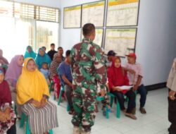 Jamin Keamanan Bhabinkamtibmas Dan Babinsa Desa Langam Dampingi Penyaluran BLT-DD
