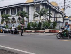 Giat Anggota polsek Wanasaba Mengatur lalu lintas Di jalan raya simpang empat Wanasaba Pada Saat Masyarakat Menjalankan Sholat Magrib Berjamaah