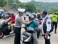 Bersama Paguyuban Bikers Bima Sat Lantas Polres Bima Kota Bagi-Bagi Helm Standar