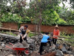 Pastikan Keamanan dan Pembangunan Tepat Waktu Bhabinkamtibmas Desa Mertak Bersama Sekdes Lakukan Monitoring