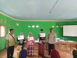 Pastikan Aman Bhabinkamtibmas Sukamulya Dampingi Penyaluran BLT-DD