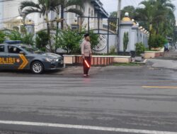 Giat Anggota polsek Wanasaba Mengatur lalu lintas Di Simpang Empat Masjid At – Takwa Pada Saat Menjalankan Ibadah