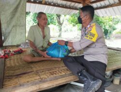 Bhabinkamtibmas Sambil Elen Lotara, Salurkan 20 Paket Bansos Kepada Warga Binaannya