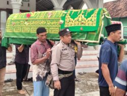 Wujud Empati Polri Bhabinkamtibmas Boak Bantu Prosesi Pemakaman Warga Binaanya