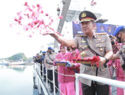 Peringati HUT Polairud Ke-72 Polda NTB Tabur Bunga Dari Atas Kapal Baladewa