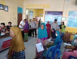 Bhabinkamtibmas Monitoring Pembagian Bantuan Sosial Tunai Di Kantor Lurah Suryawangi