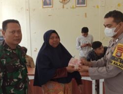 Bersinergi Bhabinkamtibmas dan Babinsa Amankan Pembagian BLT Waga Binaan di Kantor Desa Malaka