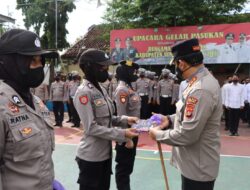 Kapolres Sumbawa Bagikan Buku Saku Pada Anggota Guna Wujudkan Terciptanya Polri Yang Presisi