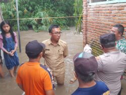 Kapolsek Labuapi bersama Camat Turun Evakusi Warga Terdampak Banjir di Desa Merembu