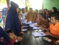 TNI-Polri Amankan Penyaluran Bantuan Sosial di Desa Lembar Selatan